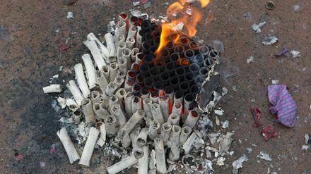 Eine abgeschossene Silvesterböller-Batterie.