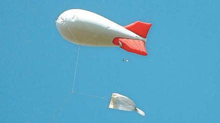 Jagd auf Sechsbeiner. Mit einem Saugnetz unter einem Ballon sammelten die Forscher über England Insekten ein.