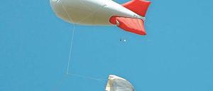 Jagd auf Sechsbeiner. Mit einem Saugnetz unter einem Ballon sammelten die Forscher über England Insekten ein.