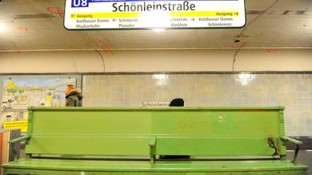 Auf dieser Bank schlief ein Obdachloser. Mehrere Jugendliche versuchten ihn anzuzünden. Die Brandspuren sind noch zu sehen.