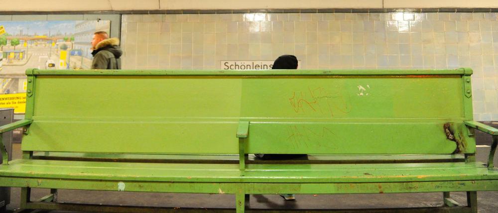 Auf dieser Bank schlief ein Obdachloser. Mehrere Jugendliche versuchten ihn anzuzünden. Die Brandspuren sind noch zu sehen.