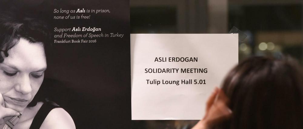Aufruf zur Solidarität. Plakat für die inhaftierte türkische Schriftstellerin Asli Erdogan auf der Frankfurter Buchmesse.