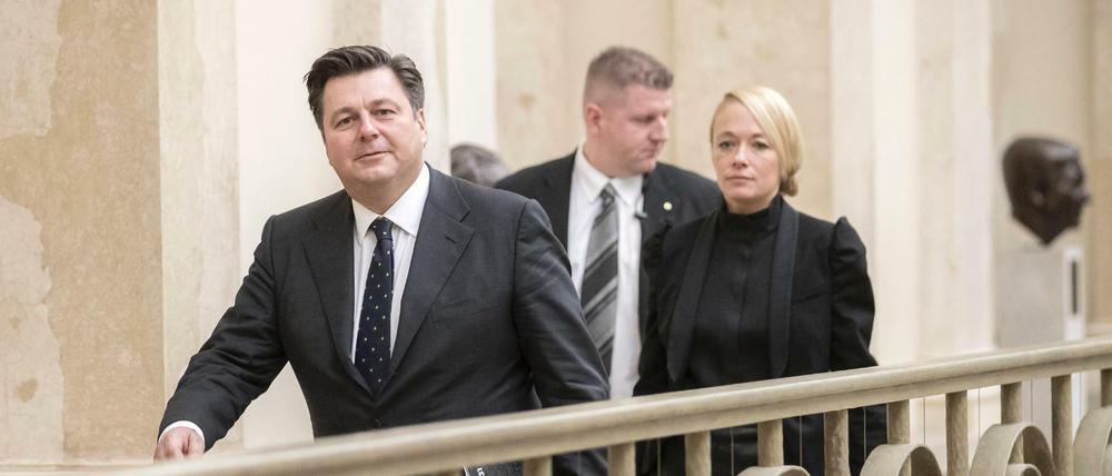 Berlins Innensenator Andreas Geisel (SPD) in Begleitung von Mitarbeitern