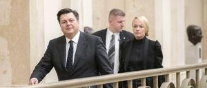 Berlins Innensenator Andreas Geisel (SPD) in Begleitung von Mitarbeitern