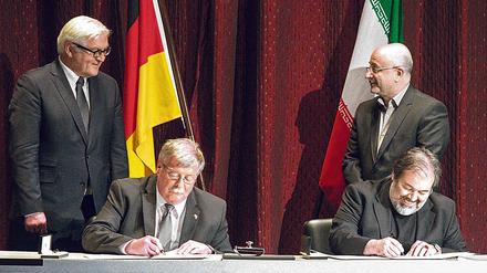 Steinmeier 2015 mit dem stellvertretenden Kulturminister des Iran, Ali Moradkhani hinter dem Direktor des Teheran-Museums, Majid Mollanoroozi und dem Vizepräsidenten der Stiftung Preußischer Kulturbesitz, Günther Schauerte.