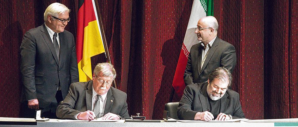 Steinmeier 2015 mit dem stellvertretenden Kulturminister des Iran, Ali Moradkhani hinter dem Direktor des Teheran-Museums, Majid Mollanoroozi und dem Vizepräsidenten der Stiftung Preußischer Kulturbesitz, Günther Schauerte.