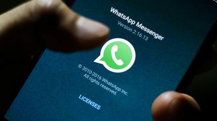Auch über WhatsApp können Fake-News viele Menschen erreichen - mit entsprechenden Folgen.