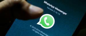 Auch über WhatsApp können Fake-News viele Menschen erreichen - mit entsprechenden Folgen.