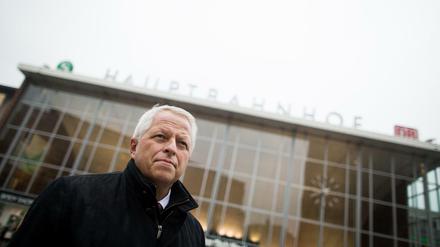 Der Polizeipräsident von Köln, Jürgen Mathies, vor dem Hauptbahnhof in Köln
