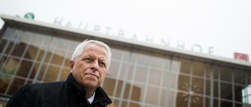 Der Polizeipräsident von Köln, Jürgen Mathies, vor dem Hauptbahnhof in Köln