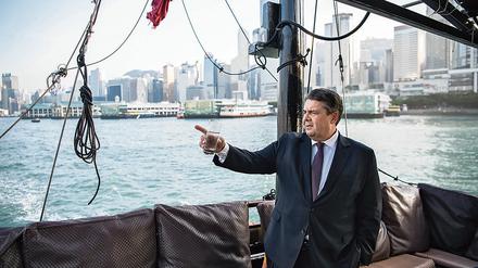 Ortstermin: Bundeswirtschaftsminister Sigmar Gabriel (SPD) auf Besuch in Hongkong. Der deutsche Wirtschaftsminister war im November mit einer großen Wirtschaftsdelegation zu Besuch in China. 