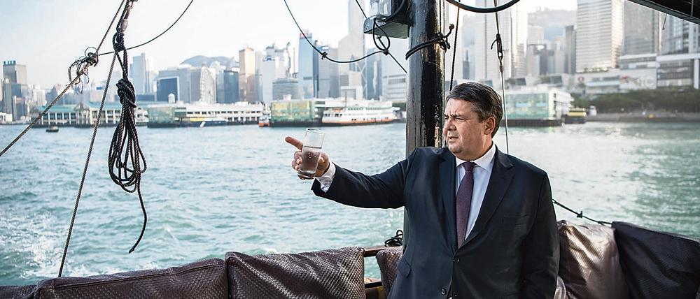 Ortstermin: Bundeswirtschaftsminister Sigmar Gabriel (SPD) auf Besuch in Hongkong. Der deutsche Wirtschaftsminister war im November mit einer großen Wirtschaftsdelegation zu Besuch in China. 
