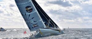 Zwischen Traum und Alptraum. Sebastien Josse mit seiner „Edmond de Rothschild“ beim Start der Vendée Globe. Nachdem er mit einem Flügelschwert einen Gegenstand im Wasser touchiert hatte, gab der Franzose das Rennen an dritter Position liegend auf. 