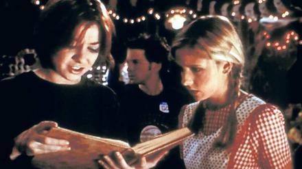 Märchenstunde. Willow (Alyson Hannigan, links) liest ihrer Freundin Buffy (Sarah Michelle Gellar) vor. Die Serie „Buffy“ läuft im Programm von Sixx.