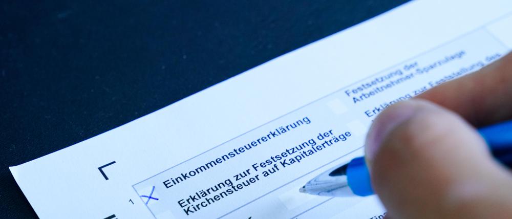 Ausfüllen einer Einkommenssteuererklaerung.