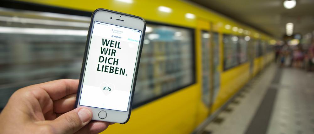 Zwitschern in der Bahn. Nicht jeder schafft pfiffige 140 Zeichen beim Zehn-Sekunden-Halt im W-Lan-fähigen Bahnhof.