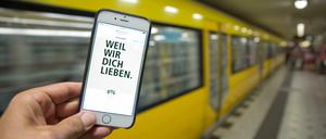 Zwitschern in der Bahn. Nicht jeder schafft pfiffige 140 Zeichen beim Zehn-Sekunden-Halt im W-Lan-fähigen Bahnhof.