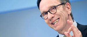 Matthias Wissmann (67) ist seit 2007 Präsident des Verbandes der deutschen Automobilindustrie (VDA). Im Oktober wurde er auch als Präsident des Weltverbands der Automobilhersteller (OICA) gewählt. Der frühere CDU-Politiker war 1993 Bundesminister für Forschung und Technologie sowie von 1993 bis 1998 Bundesverkehrsminister. 