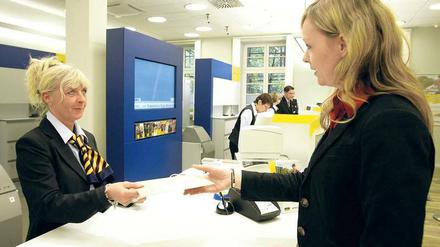 Auf die Kunden zugehen. Die Zeit mürrischer Postbeamten ist vorbei. Erwartet wird nun, dass sich die Mitarbeiter emotional auf die Kundschaft einstellen und Zusatzprodukte anbieten nach dem Motto: „Darf es ein bisschen mehr sein?“ 