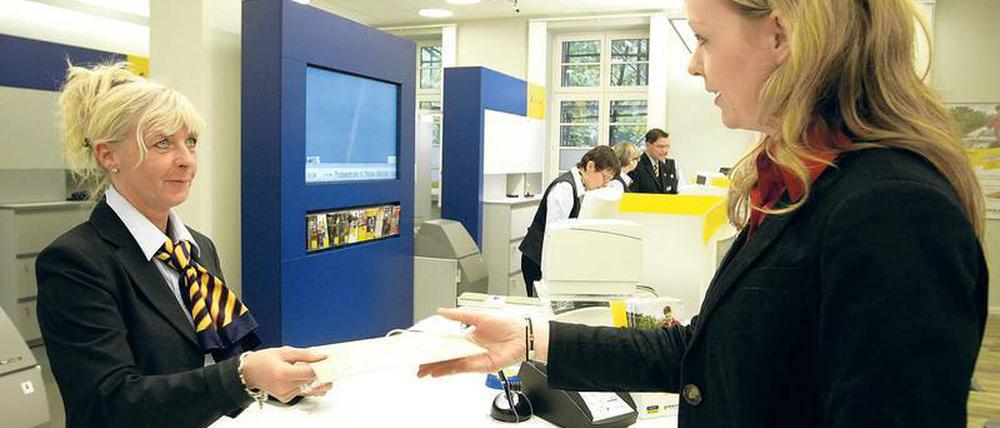 Auf die Kunden zugehen. Die Zeit mürrischer Postbeamten ist vorbei. Erwartet wird nun, dass sich die Mitarbeiter emotional auf die Kundschaft einstellen und Zusatzprodukte anbieten nach dem Motto: „Darf es ein bisschen mehr sein?“
