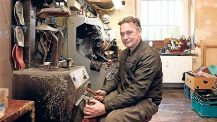 Der Letzte seiner Art. Schuster Matthias Kartmann ist nicht der einzige Geschäftsinhaber in Borsigwalde, der aufgibt.