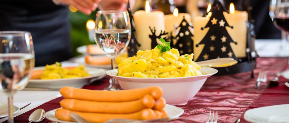 Kann auch gut aussehen: Würstchen und Kartoffelsalat schmeckt den Berlinern auch am Heiligen Abend. Oder da erst recht?