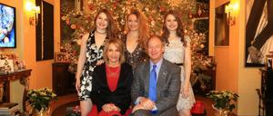 Musikalische Gastgeber: John Emerson mit Ehefrau Kimberly und ihren Töchtern (v.l.)Taylor, Jackie und Hayley in der festlich geschmückten Residenz. 