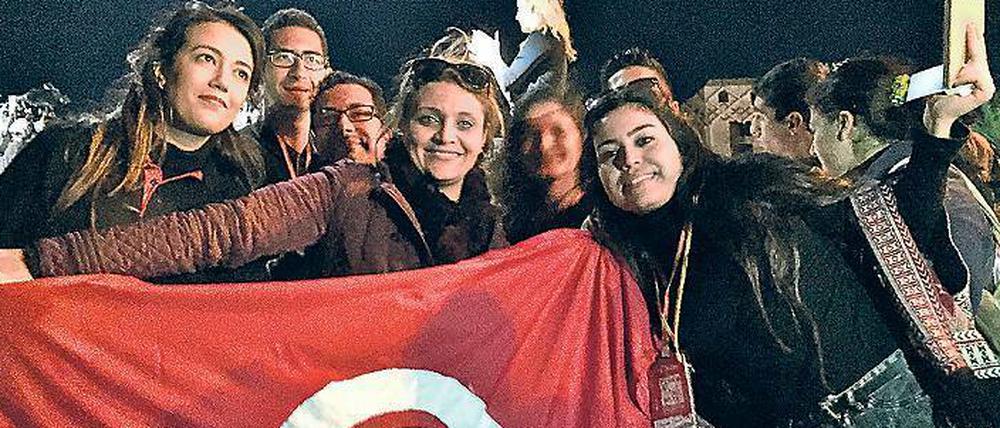 Hanen Jrad (rechts) und die anderen wollen ihren Landsleuten trotz des Terrors Freude und Selbstbewusstsein zurückgeben.