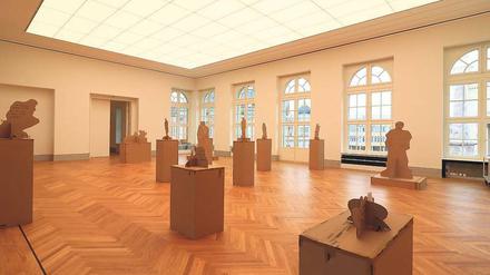 Pappkameraden. Vorläufige Aufsteller markieren die Stellen, wo bald Skulpturen von Rodin ihren Platz finden.