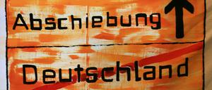 Ein Protest-Transparent gegen Abschiebung. 