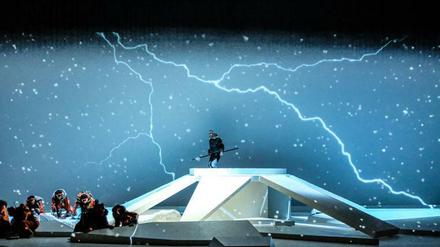 Renatus Meszar (Wotan) und das Walküren-Ensemble