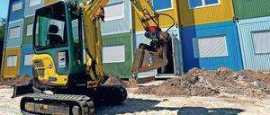 Hochgestapelt. So sehen die Containerdörfer der ersten Generation aus. Die neuen werden nur noch einstöckig und sind zumeist grau in grau.