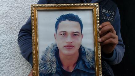 Ein Familienmitglied zeigt ein Foto von Anis Amri nach dessen Tod.