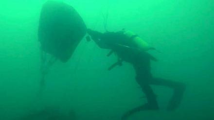 Ein Bergungstaucher bringt im Schwarzen Meer ein Wrackteil an die Oberfläche. 
