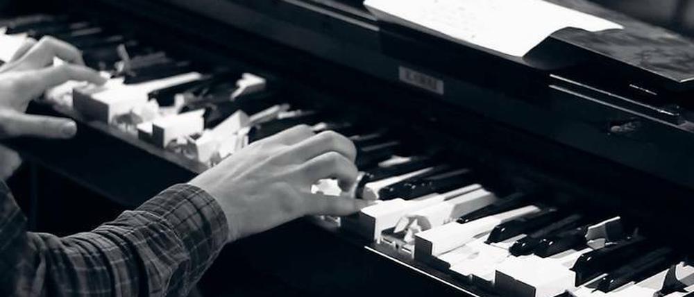 Was von der polizeilichen Zerstörung blieb. Der Pianist der Grup Yorum vor der Ruine seines Instruments im Clip zu „Kirilan Enstrümanlar“.