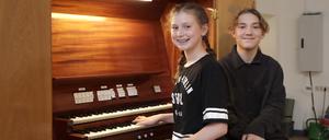 Die Schüler:innen Johanna Warnecke und Valentin Andrae an der Orgel im Goethe-Gymnasium in Wilmersdorf. 