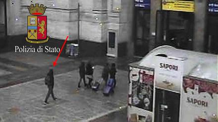 Bilder einer Überwachungskamera zeigen Anis Amri am 23. Dezember im Hauptbahnhof von Mailand. 