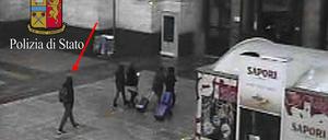 Bilder einer Überwachungskamera zeigen Anis Amri am 23. Dezember im Hauptbahnhof von Mailand.
