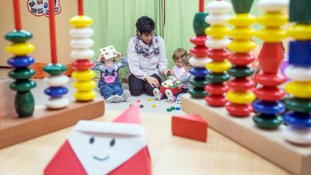 Kinder spielen in der Kindertagesstätte "Zwergenland" in Wittenförden bei Schwerin (Mecklenburg-Vorpommern).