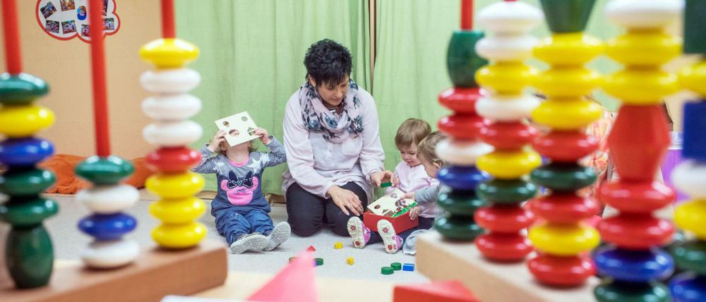 Kinder spielen in der Kindertagesstätte "Zwergenland" in Wittenförden bei Schwerin (Mecklenburg-Vorpommern).
