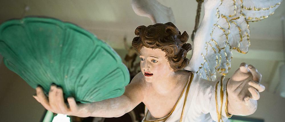 Sie sind beliebt wie eh und je. Ein etwa 300 Jahre alter Taufengel in der Dorfkirche von Wulkow nahe Frankfurt (Oder).