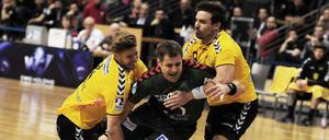 Schwer zu stoppen. Die Füchse hatten mit Coburg wenig Mühe. Hier setzt sich Kresimir Kozina gegen zwei Gegenspieler durch.