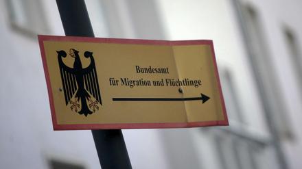 Die Hinweis-Schilder des Bundesamts für Migration und Flüchtlinge (BAMF) auf dem Areal der Einrichtung in Trier (Rheinland-Pfalz).