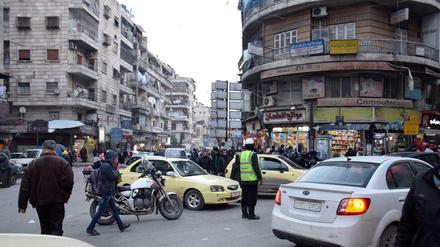 Feuerpause in Syrien: Menschen auf einer Straßenkreuzung in Aleppo. 