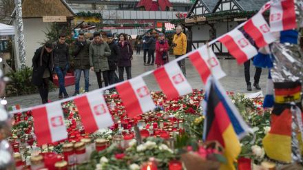 Passanten stehen am Breitscheidplatz in Berlin im Gedenken an die Opfer des Terroranschlags vom 19.12.2016