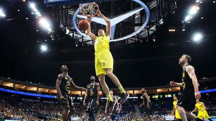 Und die anderen schauen ehrfürchtig zu. Elmedin Kikanovic trifft für Alba Berlin. Der Bosnier war beim Sieg gegen Vechta bester Werfer.