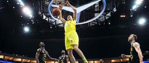 Und die anderen schauen ehrfürchtig zu. Elmedin Kikanovic trifft für Alba Berlin. Der Bosnier war beim Sieg gegen Vechta bester Werfer.