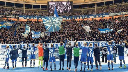 Dank der Kurve. Nach dem Sieg über Darmstadt im letzten Spiel des Jahres 2016 verabschiedete sich Herthas Mannschaft von den Fans.