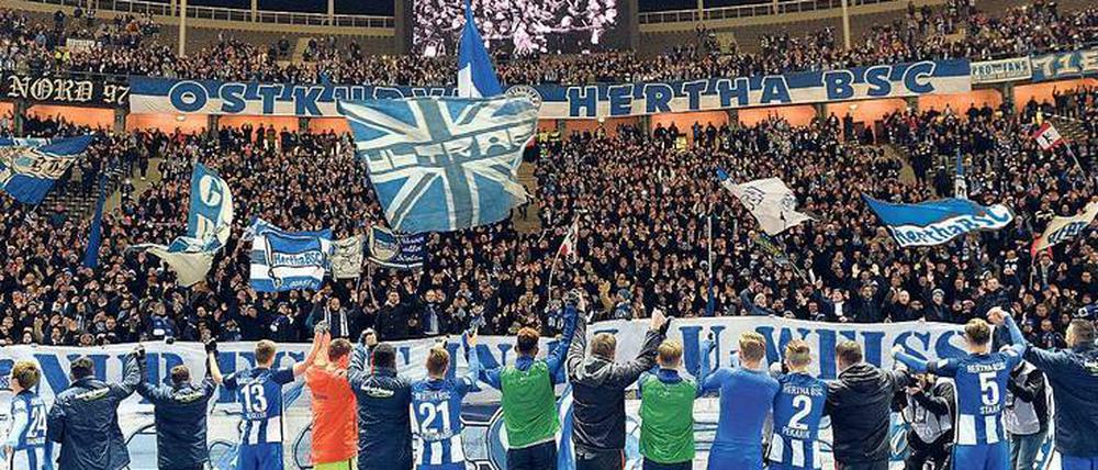 Dank der Kurve. Nach dem Sieg über Darmstadt im letzten Spiel des Jahres 2016 verabschiedete sich Herthas Mannschaft von den Fans.