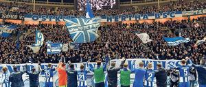 Dank der Kurve. Nach dem Sieg über Darmstadt im letzten Spiel des Jahres 2016 verabschiedete sich Herthas Mannschaft von den Fans.